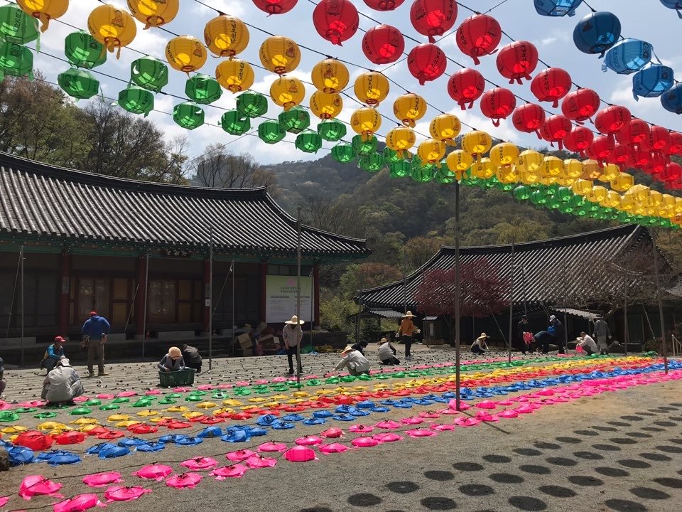 부처님오신날 연등 달기 울력 – 무등산 증심사